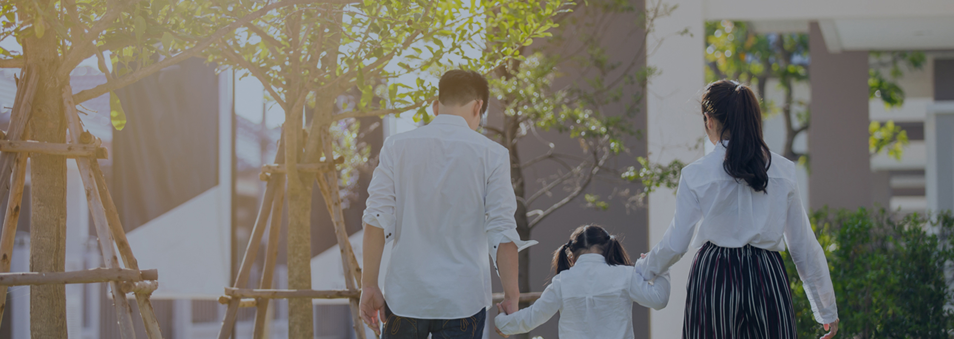 parents and child holding hand 