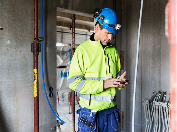 builder-using-mobile-phone