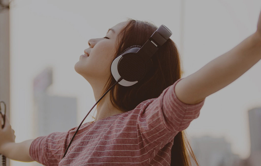 lady-listening-to-music-rooftop