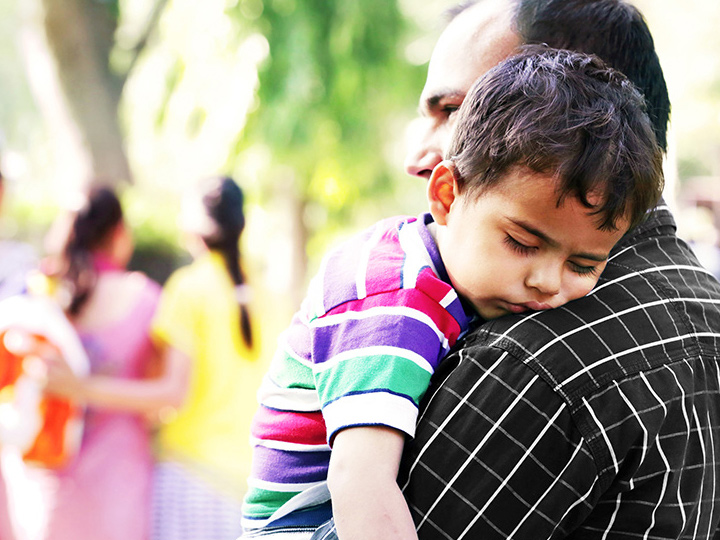 dad-holding-sleepy-child-900x600