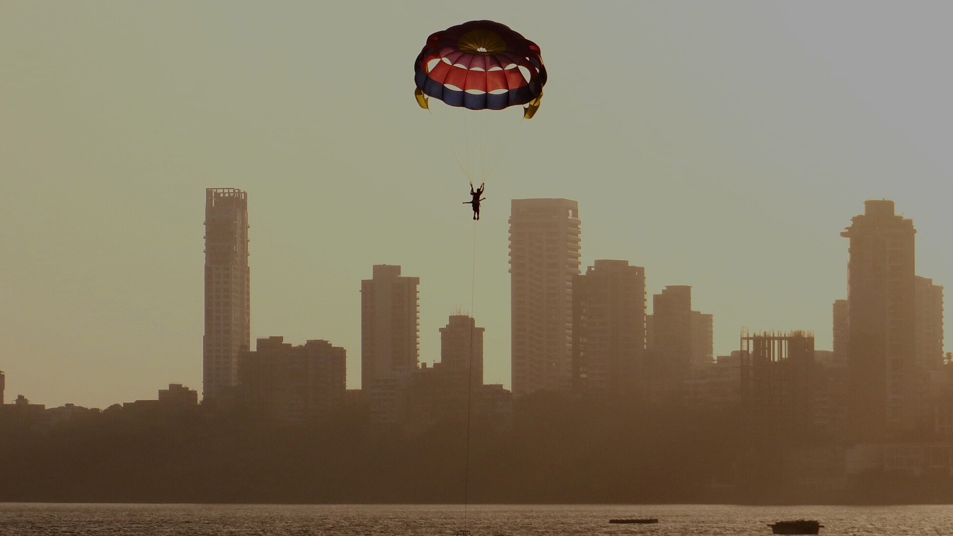 paragliding-cityscape-water-1920x1080