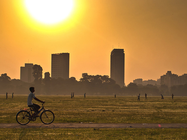 cyclist-sunset-skyline-900x600