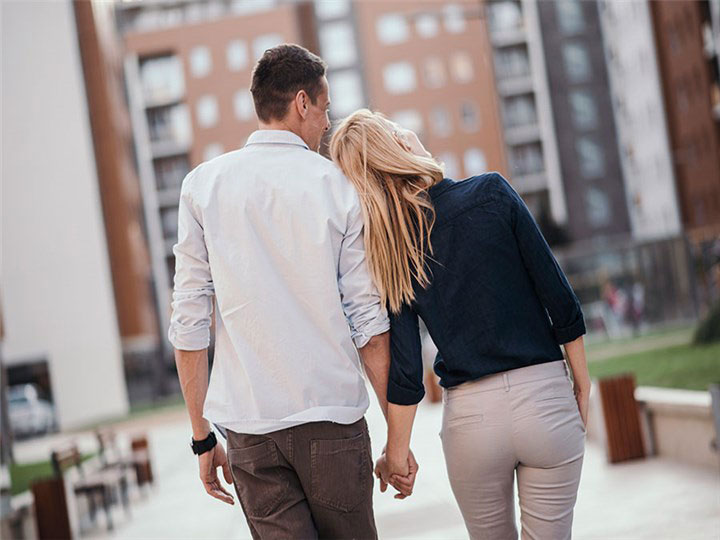 couple-holding-hands-walking