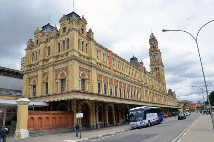 Fachada da Estação da Luz, com a famosa Torre do Relógio, em São Paulo