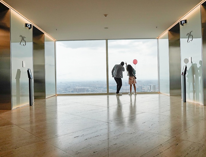 Atrio Torre Norte Floor with people looking out the window