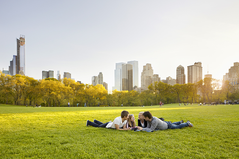 Friends talking in a park in the middle of a city