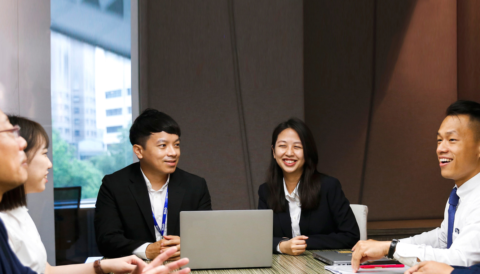 group of employee discussing 