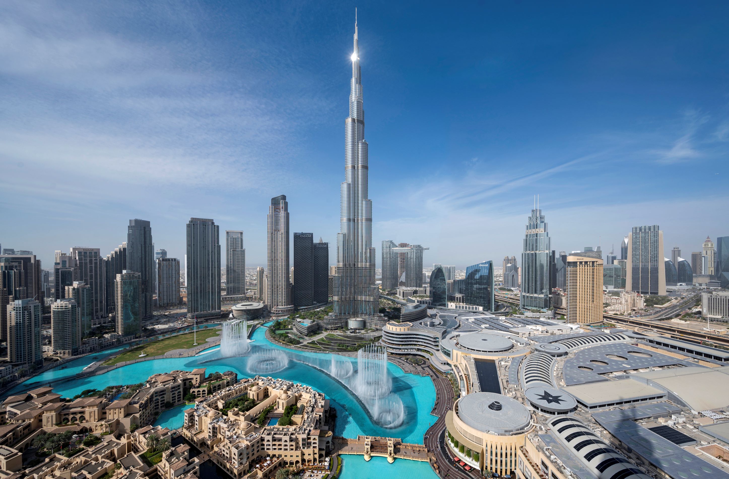 Burj Khalifa in Dubai with fountains in the foreground